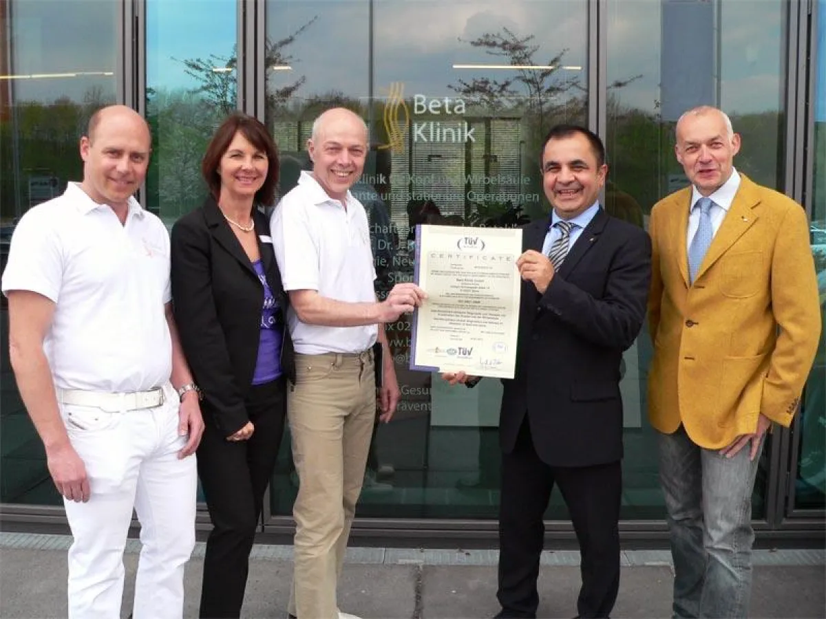 von links: stellvertretender Geschäftsführer Dr. Axel Jung, Qualitätsmanagement-Beauftragte Brigitta May und Geschäftsführer Prof. Dr. Jürgen Reul von der Beta Klinik, Kurt Lindenblatt und Geschäftsfü