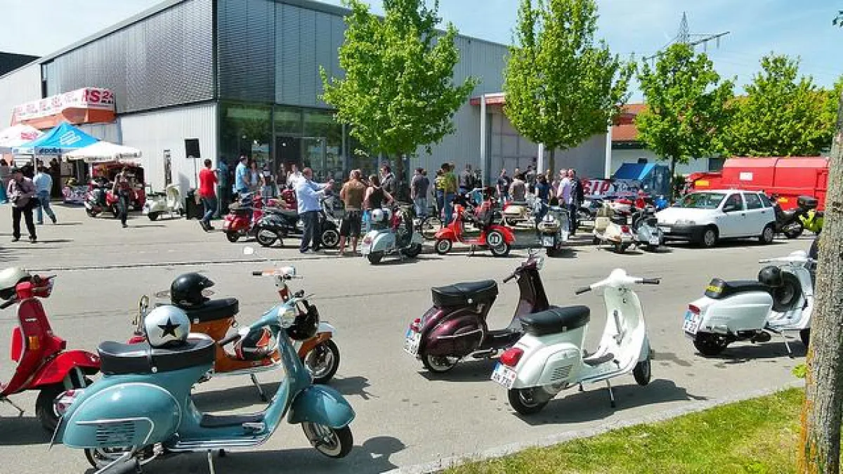 Etwa 400 Rollerfahrer kamen zum Open Day bei SIP Scootershop