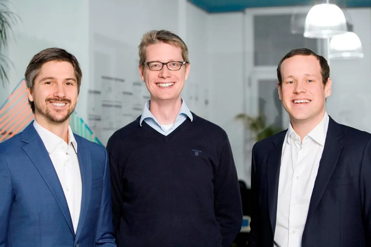 V.l.n.r.: Friendsurance-Gründer Tim Kunde, Dr. Sebastian Herfurth, Janis Meyer-Plath