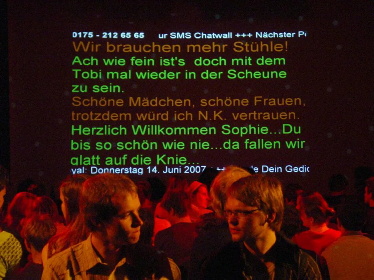 SMS-Gedichte auf der Leinwand mit der SMS Chatwall zum livelyrix Poetry Slam in der Scheune Dresden