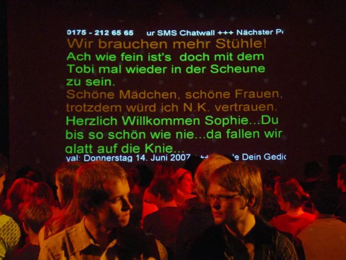 Poetry Slam mit SMS-Gedichten auf der Leinwand Bild: Poetry Slam mit SMS-Gedichten auf der Leinwand