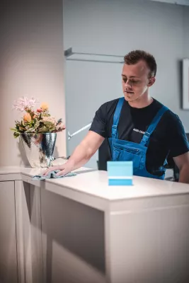 Bild: Sauberkeit am Arbeitsplatz: Warum Unternehmen auf eine professionelle Reinigungsfirma setzen sollten