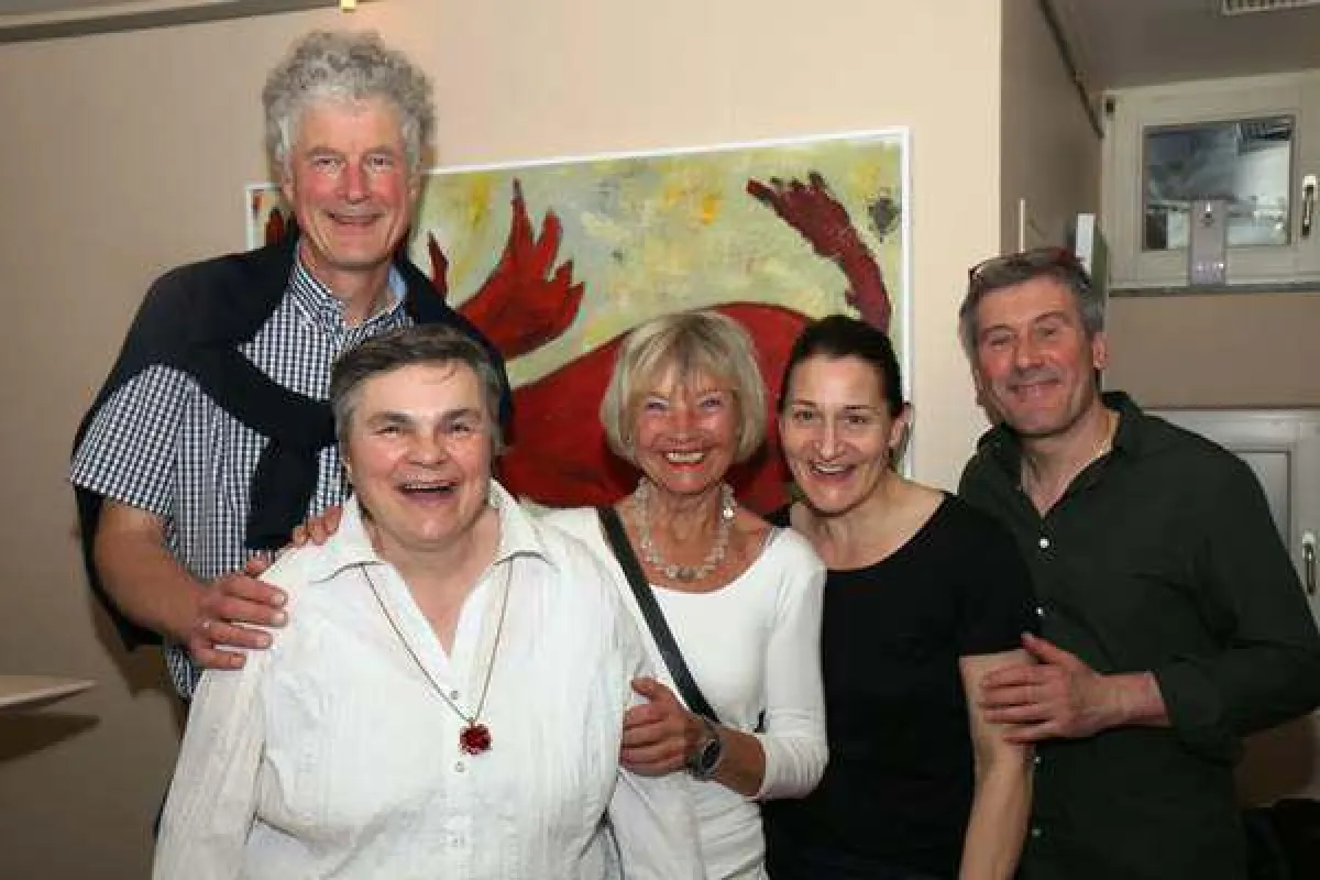 Mit einer Vernissage wurde die Ausstellung ?Dich knutscht wohl ein Elch? im Café L´Arte eröffnet.