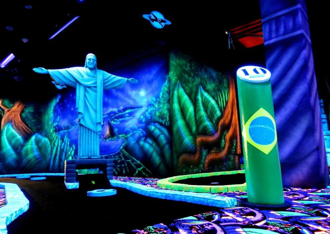 Beim Schwarzlicht-Minigolf, Laserspielen & Indoor-Soccer treten die Mitarbeiter in einen Wettstreit.