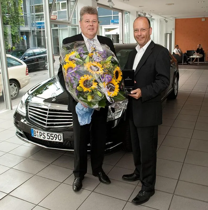 Vorstand Jörg Künkel (rechts) mit Mercedes Niederlassungsleiter Wolfgang Cremers (links) bei der Übergabe der neuen S-Klasse.