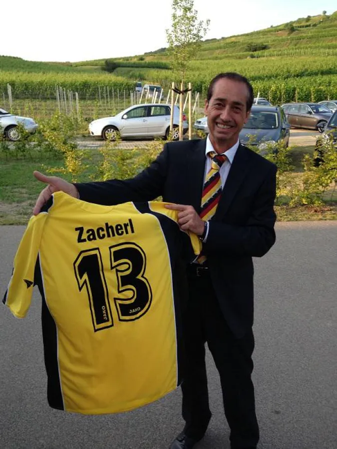 Armin Langer, Vorsitzender der Spitzenköche, überreichte Trikotsatz an Aktion Liebe Deinen Nächsten