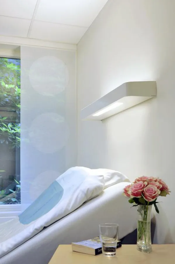 Die neue Bettenleuchte A55-W von Glamox Luxo Lighting