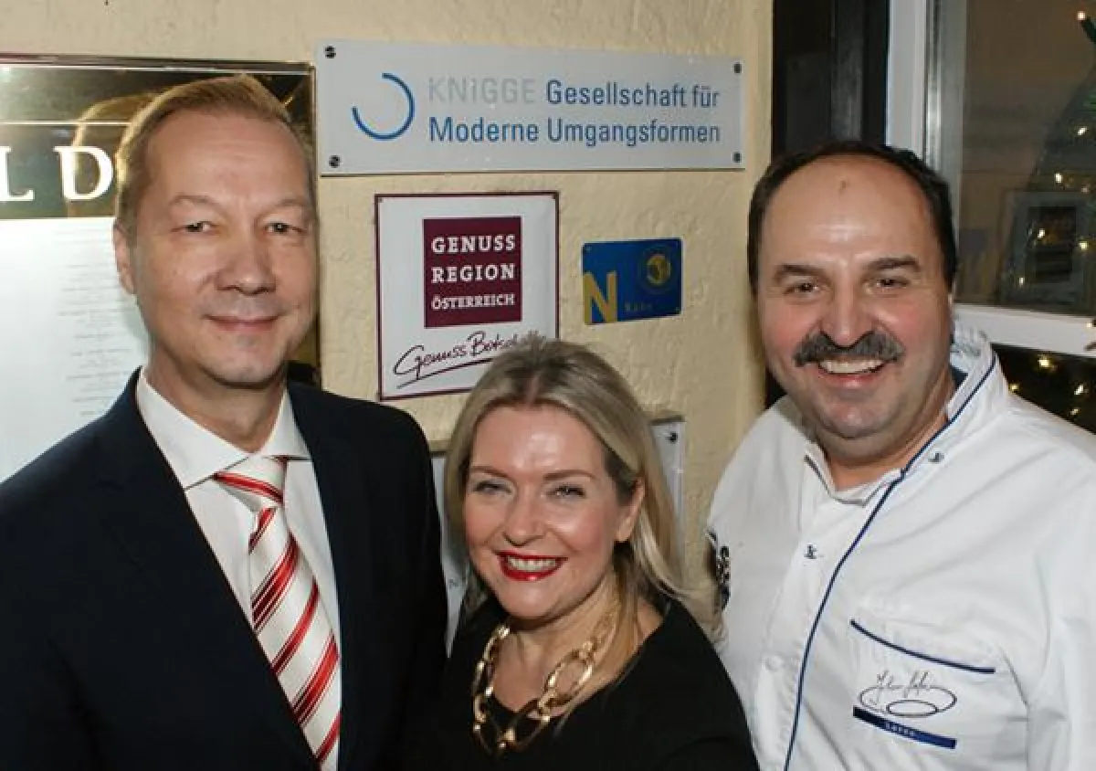 Sternekoch Lafer (rechts) mit Knigge-Präsident Matthias Geist und Vizepräsidentin Christiane Plöger