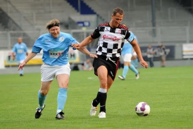 Sebastian Vettel ist Kapitän der Nazionale Piloti bei Kick für Kinder in Frankfurt Bild: Sebastian Vettel ist Kapitän der Nazionale Piloti bei Kick für Kinder in Frankfurt