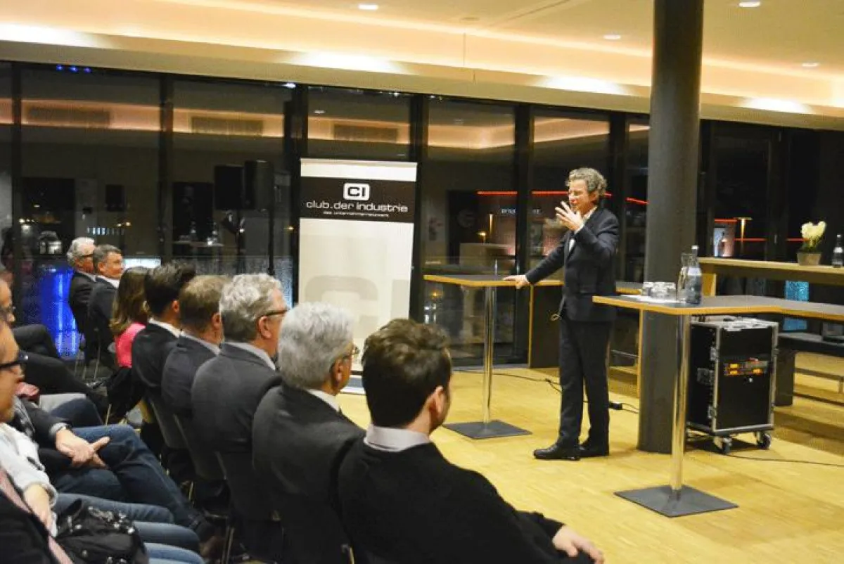 Dr. Florian Langenscheidt beim Vortrag in Neu-Ulm