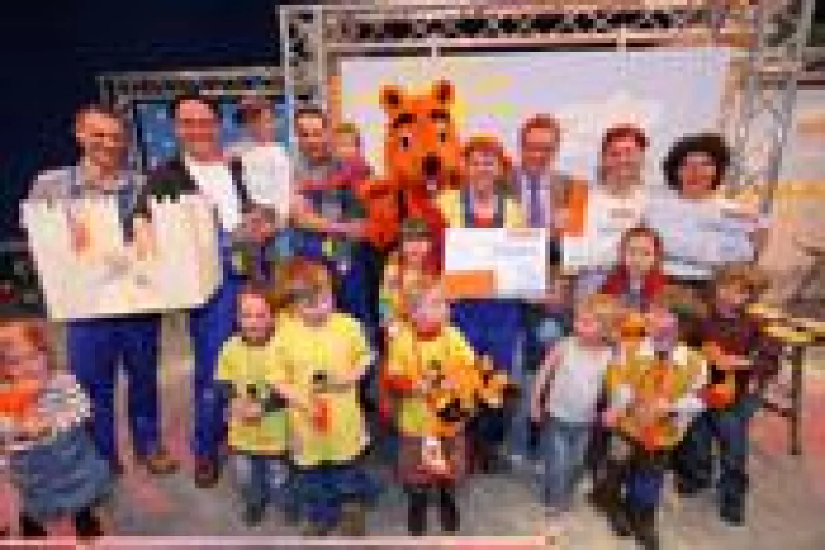 Das Siegerteam des Kindergarten-Events der DIY Academy ?Die Stehauf-männchen? freuen sich über einen Renovierungsgutschein in Höhe von 5.000 Euro. Foto: DIY Academy