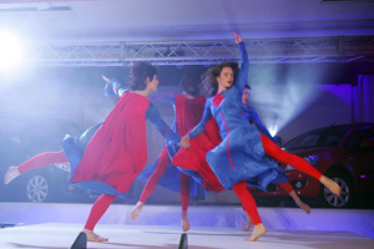 Suzuki beschleunigt auch Tänzer; inszeniert von C&C Agency