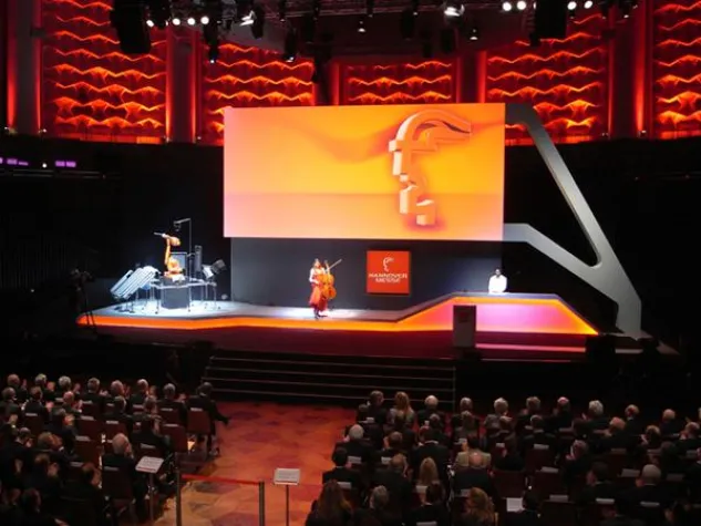 Bild: Coole Kulissse für Brüderle: KINZO entwirft Bühnenbild für Eröffnung der Hannover Messe