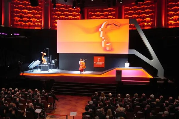 Coole Kulissse für Brüderle: KINZO entwirft Bühnenbild für Eröffnung der Hannover Messe Bild: Coole Kulissse für Brüderle: KINZO entwirft Bühnenbild für Eröffnung der Hannover Messe