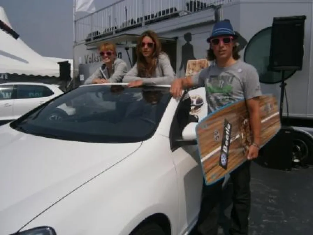 Volkswagen Promoter im Brunotti Outfit