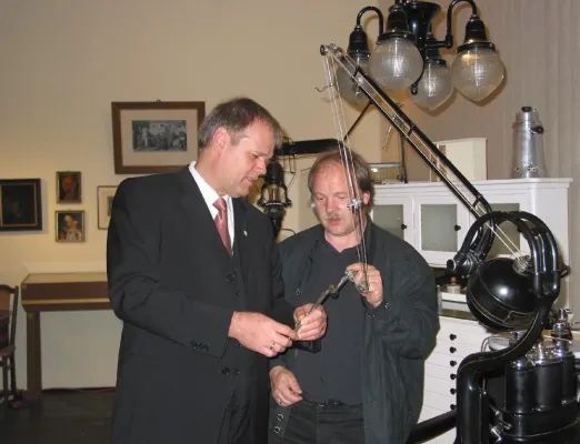 Bild: Dentalhersteller erhält Anteilschein durch größte Spende für weltweit größtes Dentalmuseum