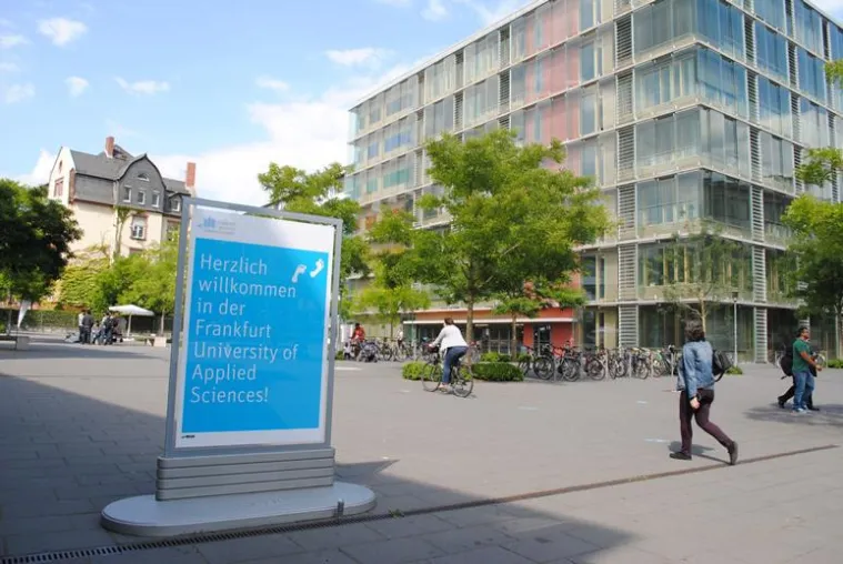 Bild: Passender Name für eine weltoffene Hochschule