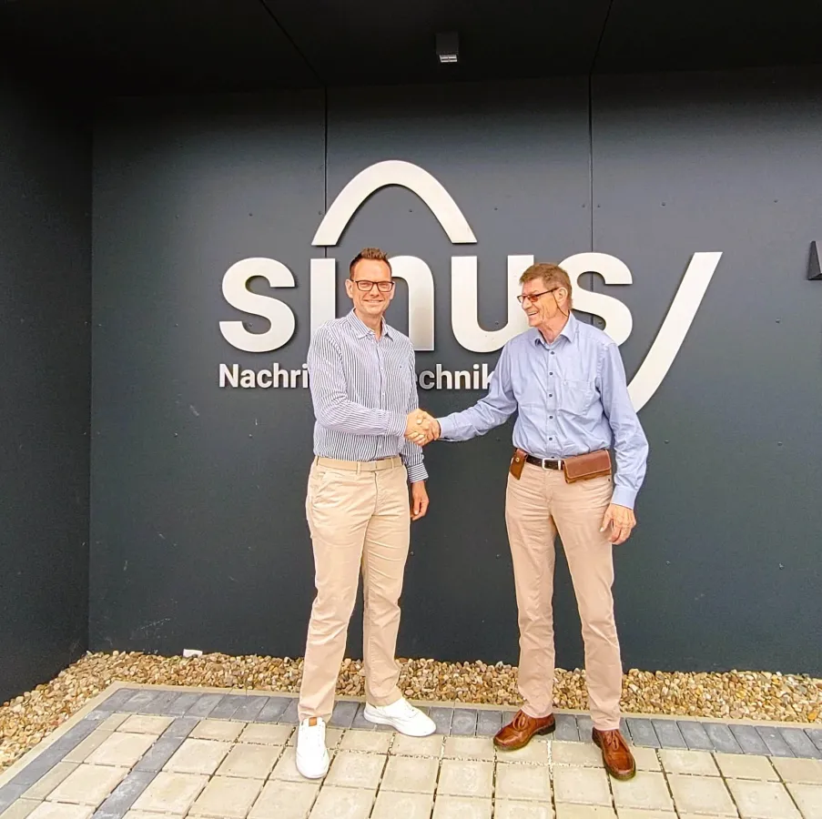 Marcus Landschof, Geschäftsführer Sinus Nachrichtentechnik, Steffen Obst Geschäftsführer DT (© Sinus Nachrichtentechnik GmbH)