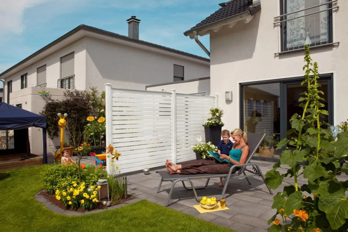 Moderne Sichtschutzelemente aus Kunststoff machen lästiges Streichen unnötig. Feuchtes Abwischen genügt und schon erstrahlt die Sichtblende in gewohntem Glanz. Bild: tdx/Brügmann TraumGarten