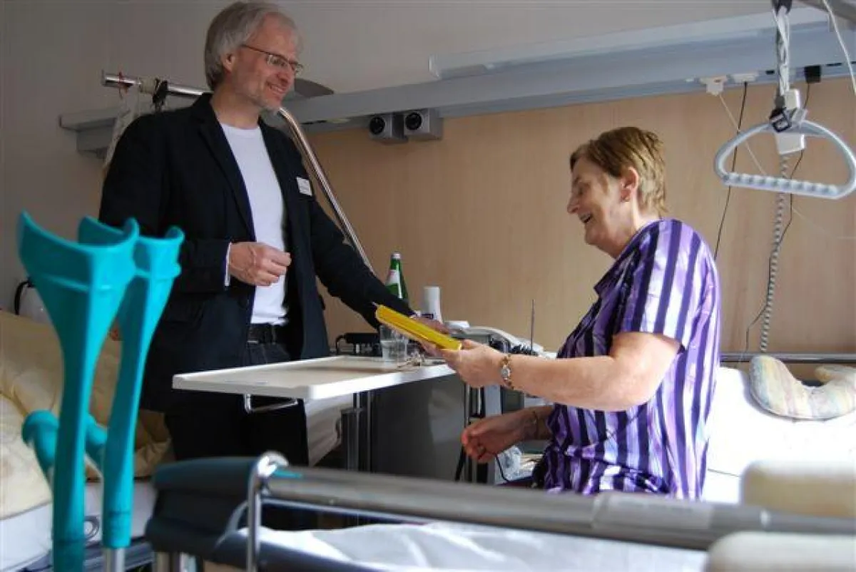Klinikseelsorge in der Oberlinklinik - Pfarrer Matthias Amme im Gespräch mit einer Patientin, bildhonorarfrei, Oberlinklinik
