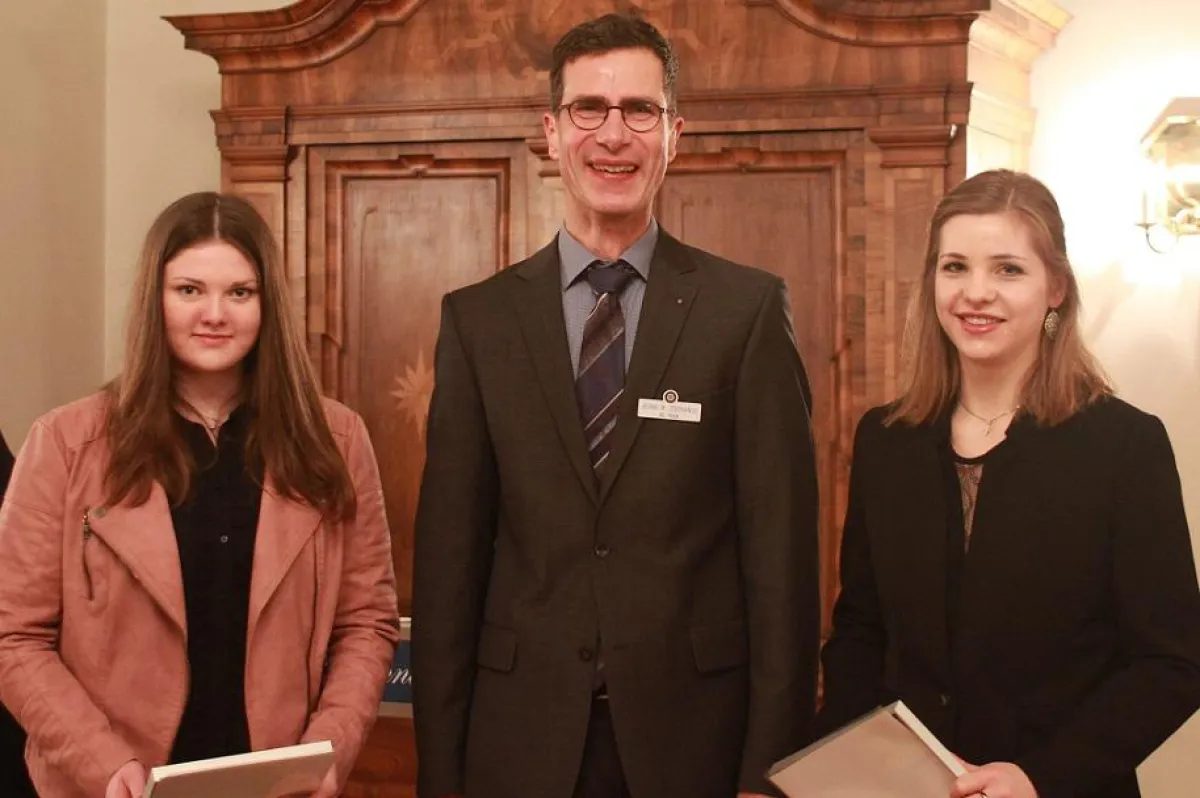 Rotary Präsident Georg Stephanus mit der Gewinnerin Marie Fritzen (li) und Victoria Bremm