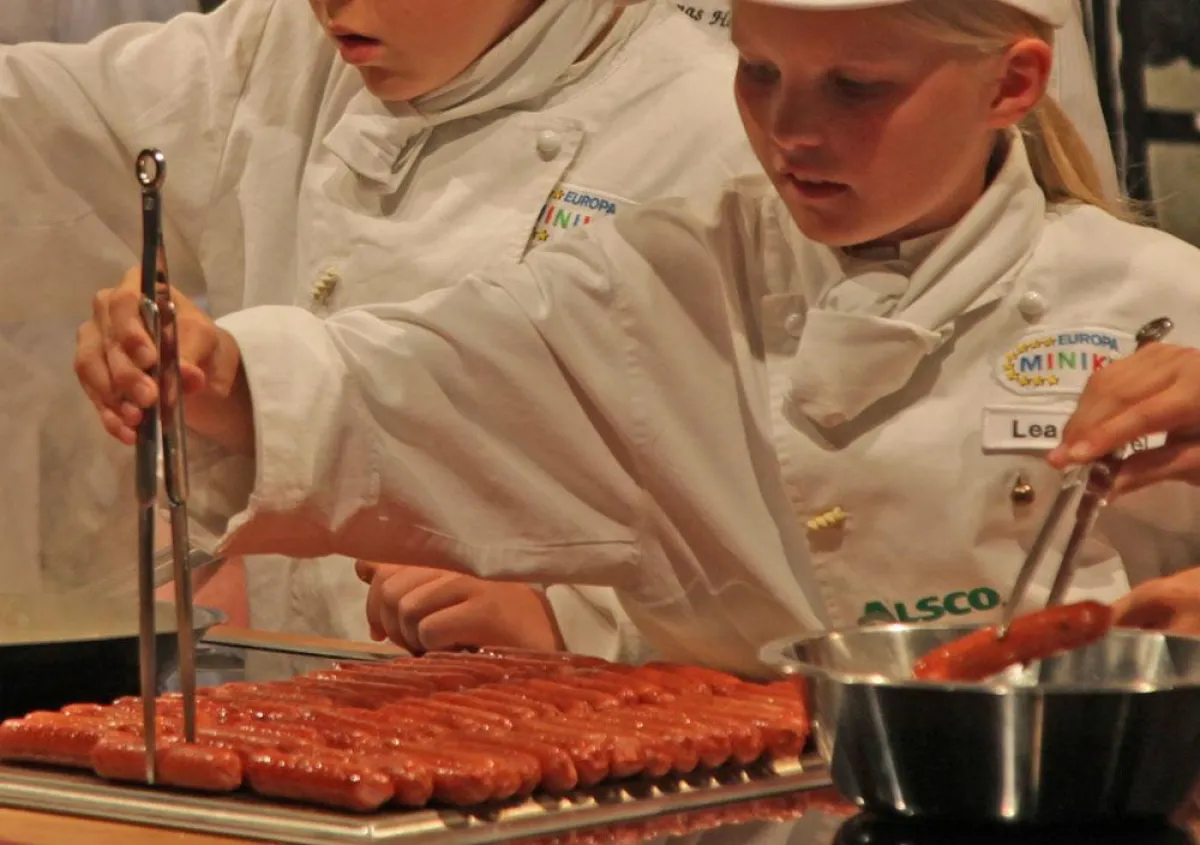Gemeinsam Kochen am Tag der Küche aus Massivholz bei den Möbelmachern