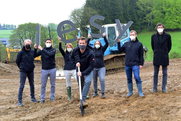 Bild: Spatenstich markiert Auftakt - Unternehmen iesy GmbH erweitert Kapazitäten und investiert in die Zukunft