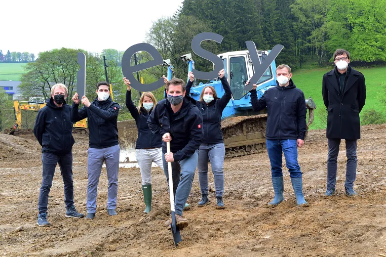 Spatenstich markiert Auftakt - Unternehmen iesy GmbH erweitert Kapazitäten und investiert in die Zukunft Bild: Spatenstich markiert Auftakt - Unternehmen iesy GmbH erweitert Kapazitäten und investiert in die Zukunft
