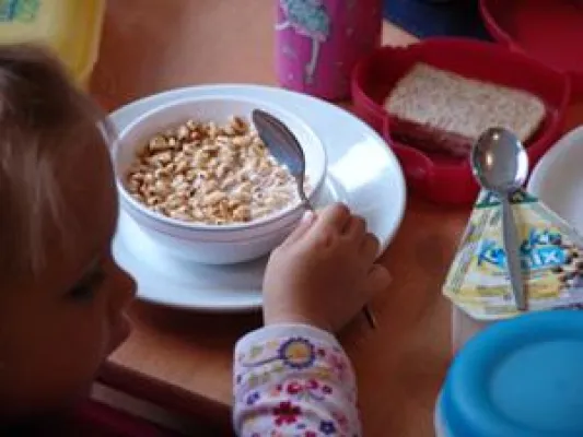 Bild: Hilfsprojekt des Evangelischen Johannesstifts sorgt für Mahlzeiten in der Richard Keller Grundschule in Berlin