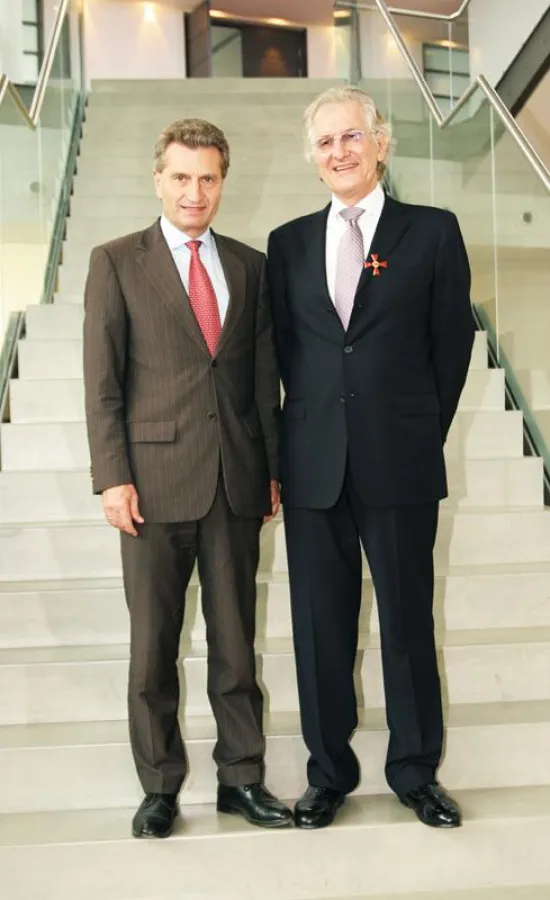 Ministerpräsident Günther H. Oettinger (l.) hat dem Unternehmer Rainer Blickle (r.) das ihm vom Bundespräsidenten verliehene Verdienstkreuz 1. Klasse des Verdienstordens der Bundesrepublik Deutschland