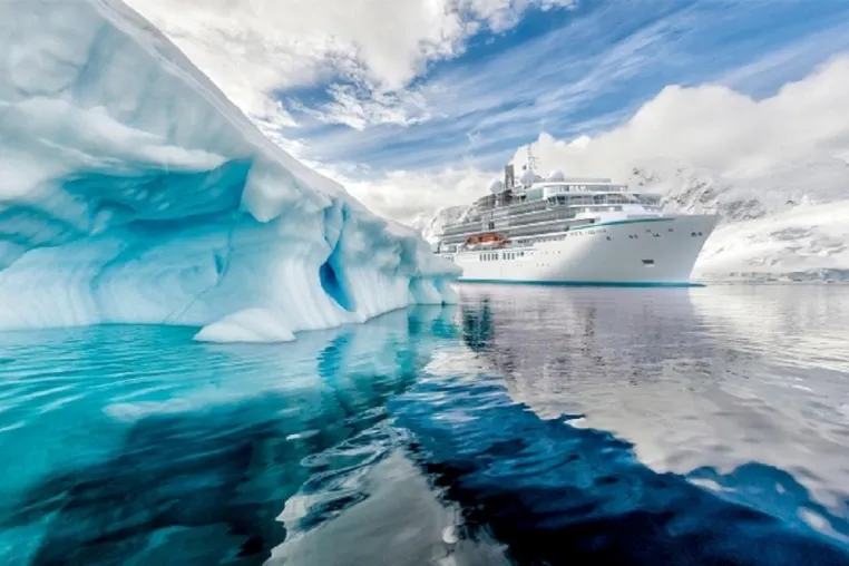 Luxusliner Crystal Endeavor wird auf der Cruise von Bali nach Cairns durch Nobu Matsuhisa begleitet Bild: Luxusliner Crystal Endeavor wird auf der Cruise von Bali nach Cairns durch Nobu Matsuhisa begleitet