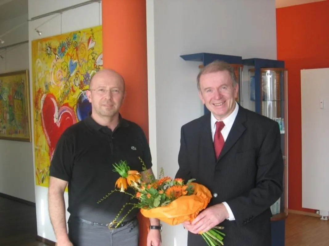 Bürgermeister Schmidt-Markowski gratuliert Dr. Boris Ksendsowski (Links) zur Praxiseröffnung in Horhausen.