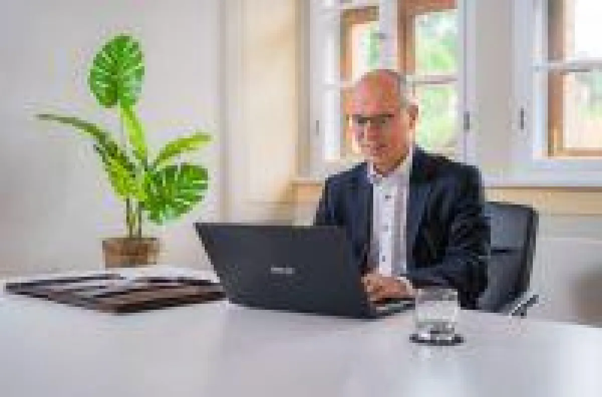 Personalberater Hans Ulrich Gruber beobachtet, dass Auswahlprozesse digitaler und internationaler werden.