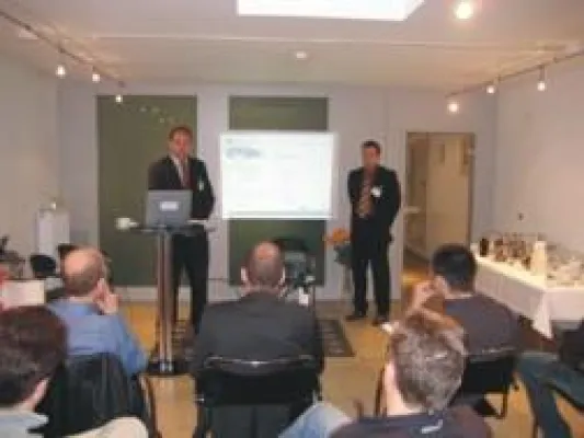 Bild: Auffallen durch Hochwertigkeit - die Veredelung mit Kaltfolie ist Gold wert