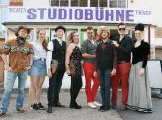 Bild: Siegburger Schauspieler feiern ihren Abschluss.