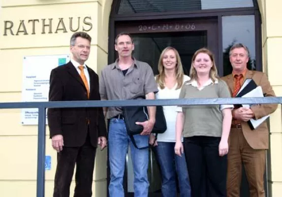 Bild: Studierende der Rheinischen Akademie präsentieren Ergebnisse ihre Projektarbeit  Energiepass für das Rathaus Overath