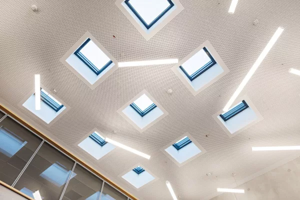 Bild: Oben Pausenhof, unten Aula: Begehbare Oberlichter von Glasolux schaffen außergewöhnliche Verbindunge