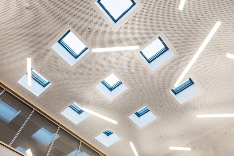 Bild: Oben Pausenhof, unten Aula: Begehbare Oberlichter von Glasolux schaffen außergewöhnliche Verbindunge
