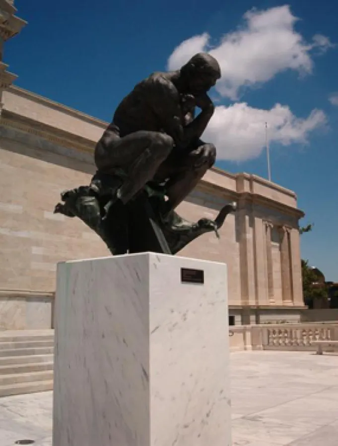 Sinnbild des Philosophen: Der Denker von Rodin