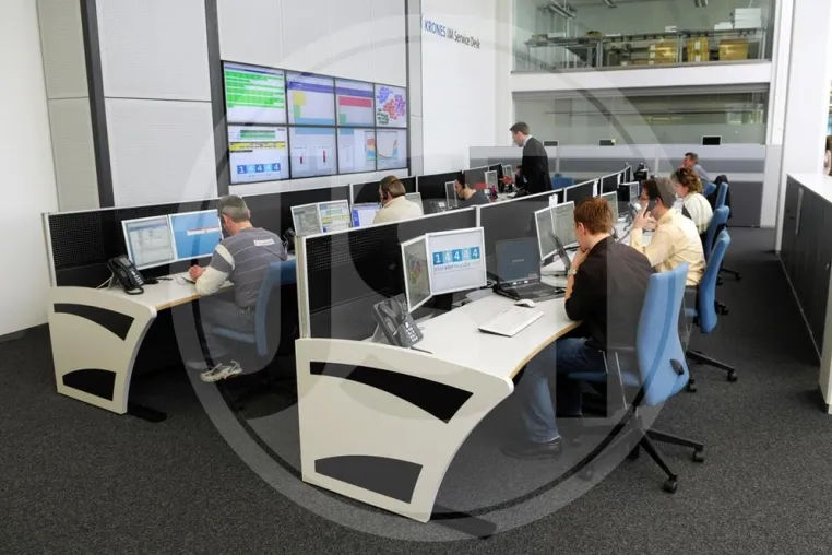 Neuer Leitstand mit Großbildsystem (Videowand, Monitorwand) und Möbeln für die Verkürzung der Reaktionszeiten Bild: Neuer Leitstand mit Großbildsystem (Videowand, Monitorwand) und Möbeln für die Verkürzung der Reaktionszeiten