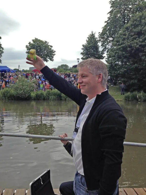 Micromata-CEO Kai Reinhard beim Fischen der Siegerenten 2013