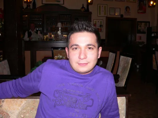 „Produktionsmanager (FH) für Kunststofftechnik“ Tolgay Mat hat sein Weiterbildungsstudium abgeschlossen Bild: „Produktionsmanager (FH) für Kunststofftechnik“ Tolgay Mat hat sein Weiterbildungsstudium abgeschlossen