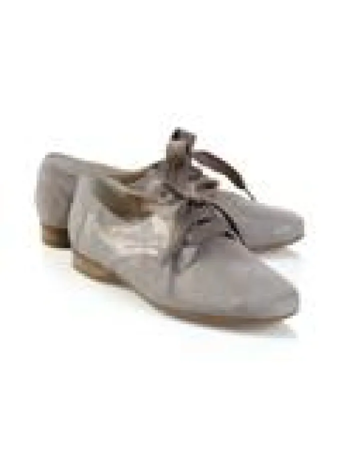 Mit den Schnürern von Avena tut man nicht nur dem Fuß etwas Gutes, sondern liegt auch voll im Trend