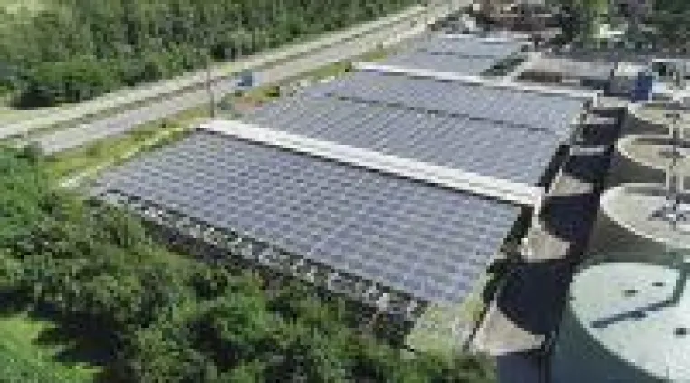 Bild: Wie Unternehmen jetzt industrielle Nutz- und Parkflächen doppelt nutzen und günstigen Solarstrom erzeugen