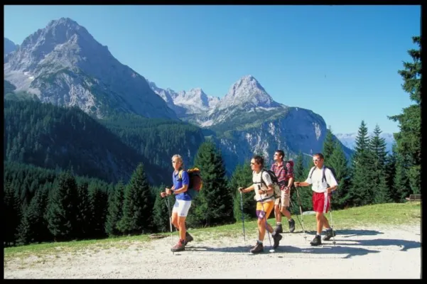 Bild: Über Stock und Stein durchs Hochgebirge -  Wandertouren auf Höhenwegen