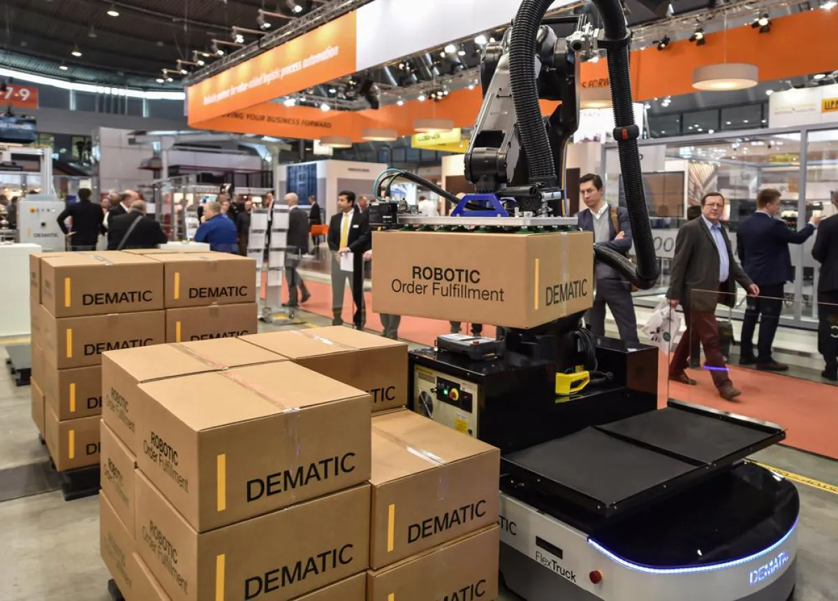 Gerade in den Beta-Test gestartet: Der Dematic FlexTruck, hier mit Roboterarm-Aufbau.