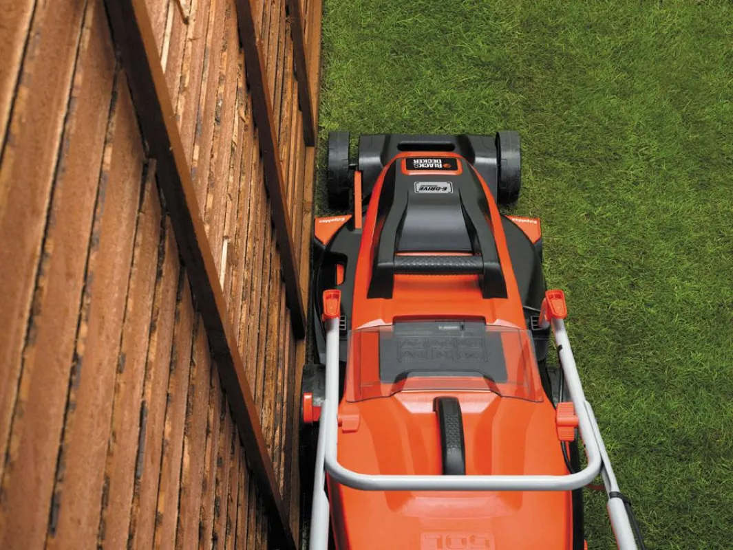 Die mit EdgeMax ausgestatteten Rasenmäher von Black & Decker schneiden komfortabel bis an den Rand.