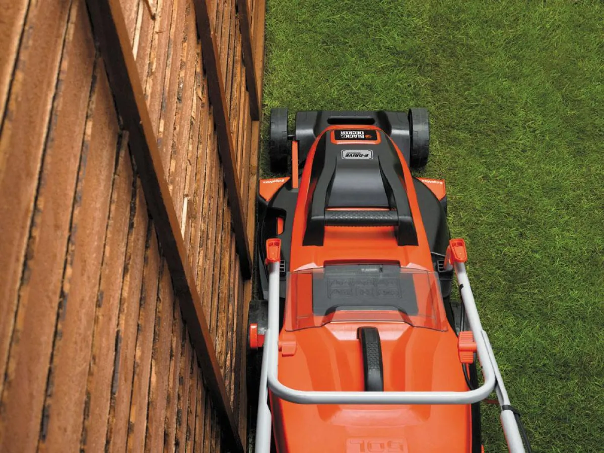 Die mit EdgeMax ausgestatteten Rasenmäher von Black & Decker schneiden komfortabel bis an den Rand.