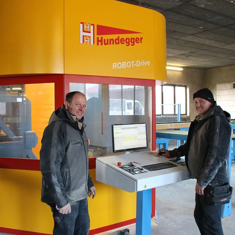 Peter und Markus Riedl am Bedienpult der neuen Maschine