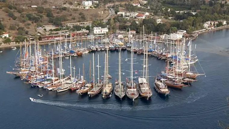 Bild: Bodrum Cup 2009 - Regatta der Gulets - Frischer Wind in weißen Segeln